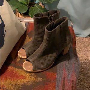 Toms open toed booties size 6